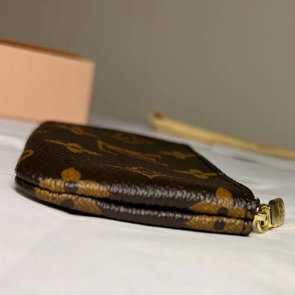 Louis Vuitton Monogram Key Pouch - Picture 4 of 16